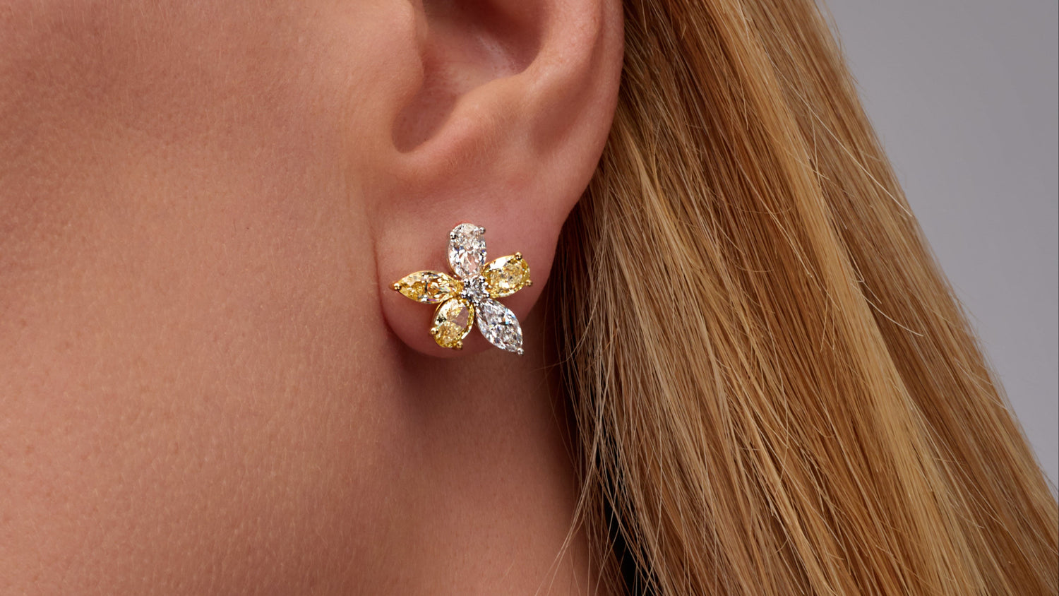 Round brilliant and pear-cut diamond flower ring in platinum, Flower Jewelry collection