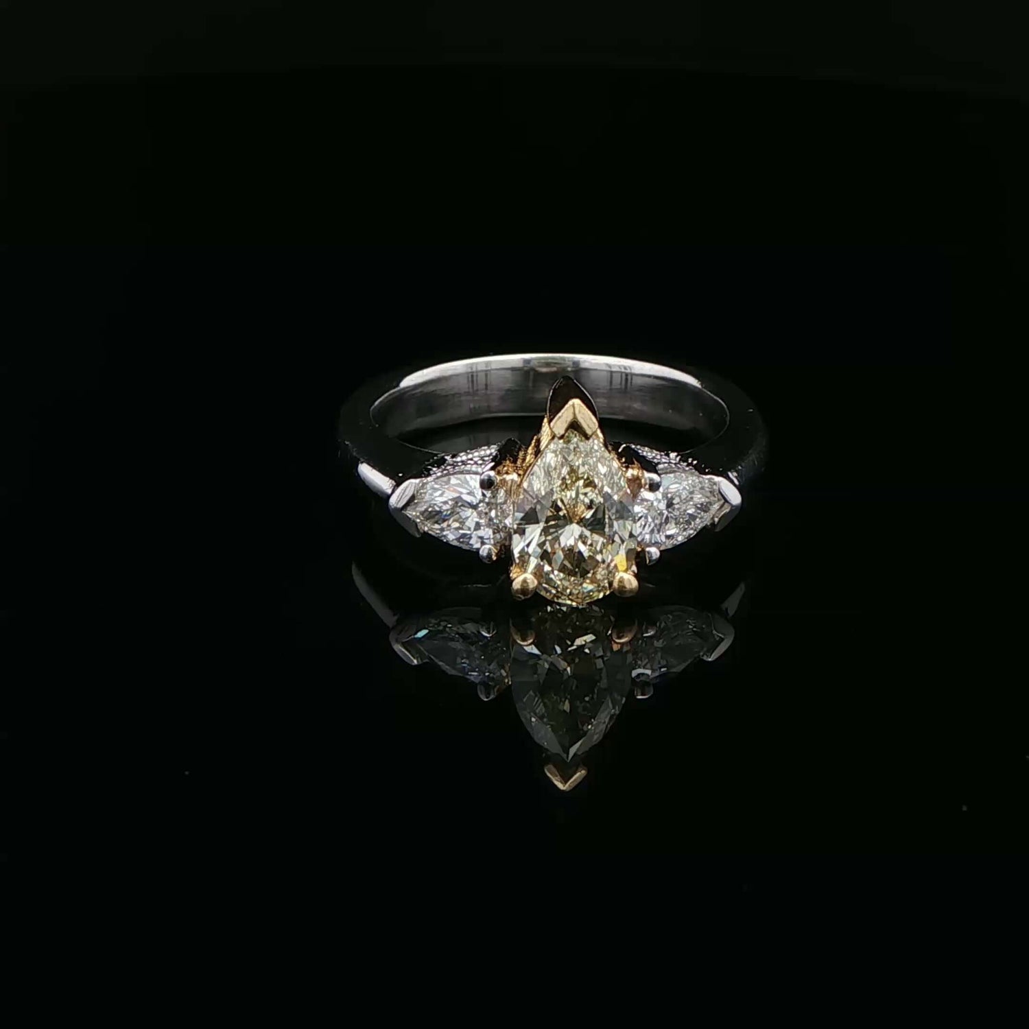 Round cut diamond engagement ring in platinum - Edward's Jewelry